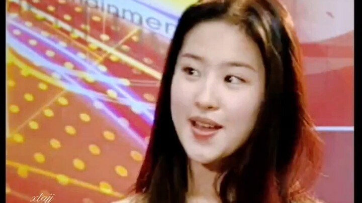 When talking about her father, Liu Yifei's eyes welled up with tears. Although her parents are divor