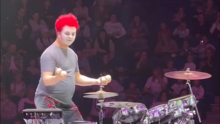 This guy has space-level motor skills with both hands.