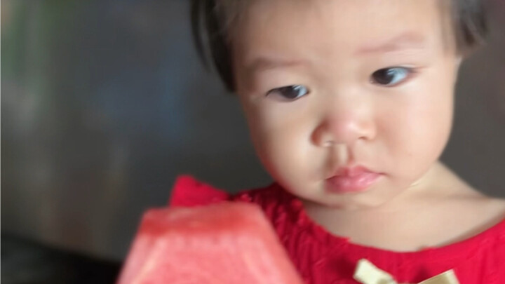 Little Sister Eats Watermelon VS Big Brother Eats Watermelon