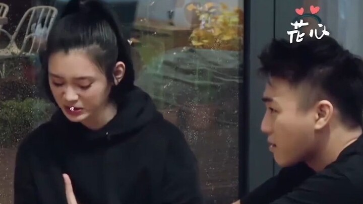 He Youjun recounts his long journey to win his wife, and Xi Mengyao’s disapproving look is simply pr