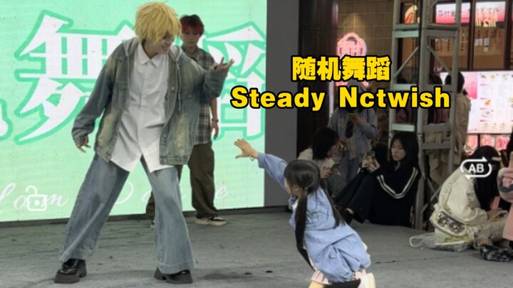 Chết mất! Lại bắt đầu chơi với thằng tóc vàng rồi à?!! Mẹ ơi, mẹ không hiểu nó đâu