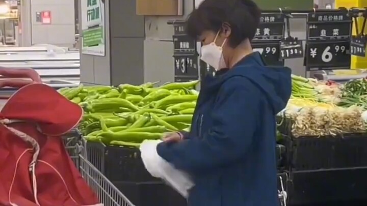 老板问：塑料袋为什么老是不够。我说：您看