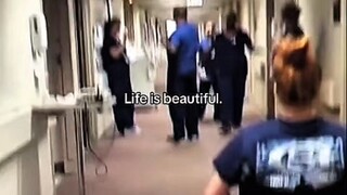 عندما يجتمع عدة رجال معًا، سيبدعون بشكل عشوائي ملك الأفكار!