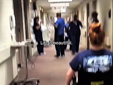 عندما يجتمع عدة رجال معًا، سيبدعون بشكل عشوائي ملك الأفكار!