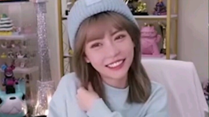 Zhou Shuyi: Xiao Ai is seriously so smart—it just makes you want to grab a stick and tease her!