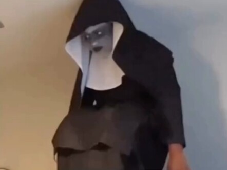 Orang asing bikin prank, menakut-nakuti orang sampai ketakutan parah… Ngeri banget!