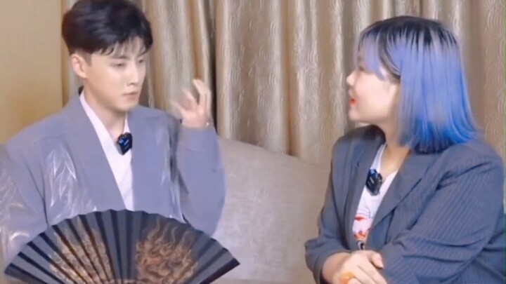 الأخ روي: "يانغ تسي خفيفة جدًا، أنت لم تحضنها من قبل، أليس كذلك؟" أنا: سُتْشِي، تمت مضايقتي مرة أخرى