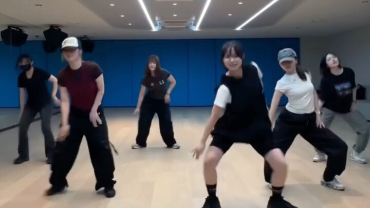 Next step: promotion or a raise? JYP employees’ “WET” — Park Jin-young’s solo track dance challenge!