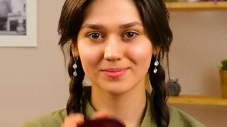 Cô gái chỉ dùng thức ăn và trái cây để trang điểm