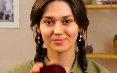 The Girl Who Uses Only Food and Fruit for Makeup