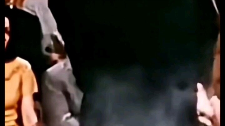 Bruce Lee memamerkan kung fu