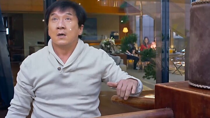 Jackie Chan berlatih memukul manusia kayu dan gadis-gadis asing tercengang