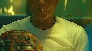 “黑道横行，宝马香车，美女如云！”