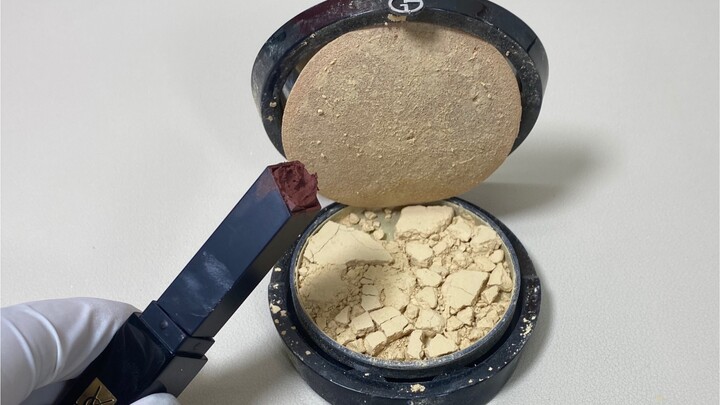 "Sederhana sekali, malah retak"