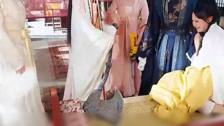 เต็มเรื่อง นักวิทย์สาวทะลุมิติในร่างสาวอ้วน ประดิษฐ์ของสุดไฮเทคชวนตะลึง และพาทั้งวังแดนซ์กระจาย