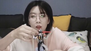 [Honest Trial] แกะกล่องตอนดึกและประกอบแบบไม่เป็นทางการ ผู้หญิงคนนี้ร้องเพลงอะไรขณะประกอบ?