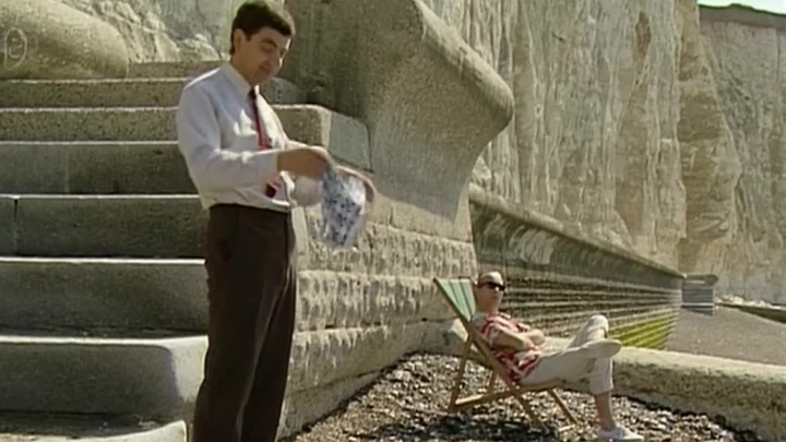 Classic Review Mr. Bean 1-02-Seaside Dress Up