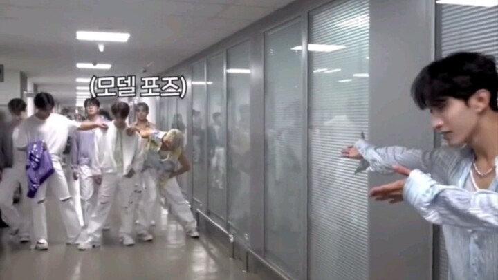 DK: Hãy nhìn xem, đây là những đồng đội điển trai của tôi!