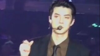 【吴世勋】像不像刚下班就来夜店接你回家结果抵挡不住你的撒娇攻势然后敷衍的扭了几下的吴总裁！是不是很有画面感！！！