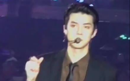 【吴世勋】像不像刚下班就来夜店接你回家结果抵挡不住你的撒娇攻势然后敷衍的扭了几下的吴总裁！是不是很有画面感！！！