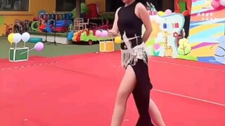 六一儿童节，这位家长的表演可还行