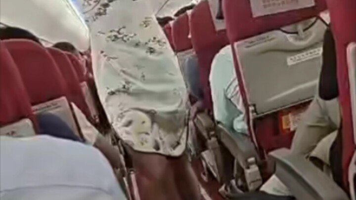 Lu aja yang terjun pakai parasut, duduk sepanjang perjalanan pasti canggung banget deh!