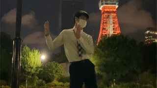 西装男子中秋节东京塔下浅跳一下