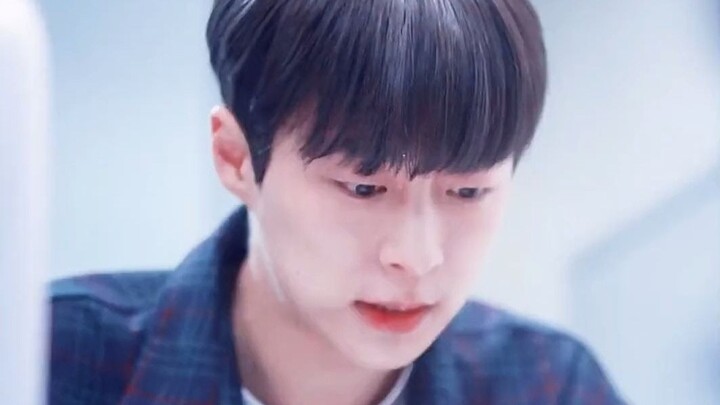 [From a distance, it looks like a blue spring] "Even if I like it, I don't have the energy to confes