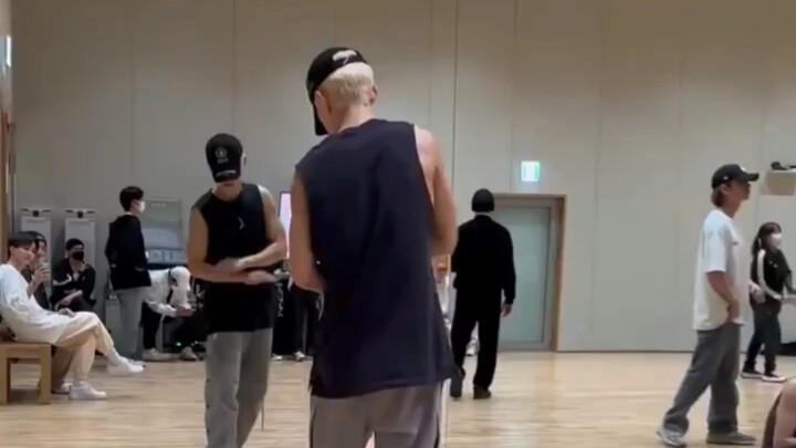สมาชิกทุกคนต่างเป็นห่วงเจ้าเสือน้อยขี้เมา