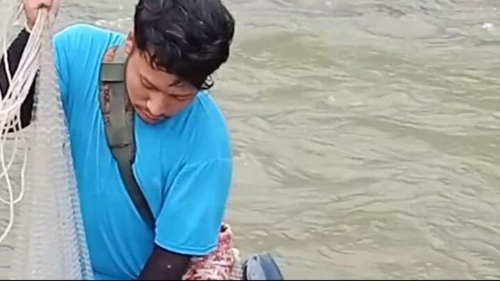 cast net fishing in Nepal | himalayan trout fishing with handmade cast net |