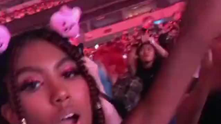 น้องสาวที่ปกติเงียบๆ พอมาคอนเสิร์ตของบังทันก็เป็นแบบนี้เลย.........