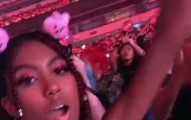 น้องสาวที่ปกติเงียบๆ พอมาคอนเสิร์ตของบังทันก็เป็นแบบนี้เลย.........