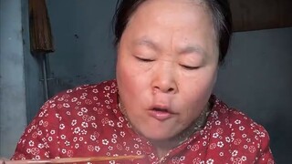 لنرى سعادة أم ريفية بعد يوم طويل من العمل الزراعي، تأكل البيض المقلّى بالبصل والبطاطس المقطعة細