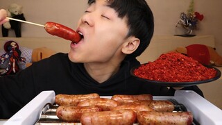 The black pork sausage costs 15 yuan each. When Oppa takes a bite, it explodes and bursts with juice