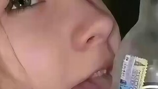 Cô gái chỉ đang làm hòa bình