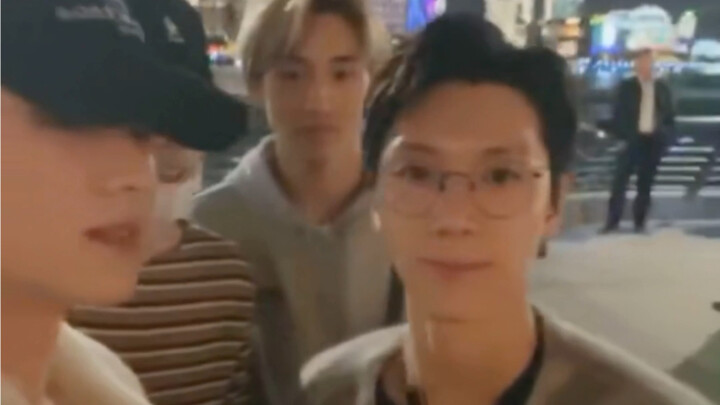 【TEN Lý Vĩnh Khâm】Loạt người Thái không sợ lạnh: Tháng 11 trên phố Bến Thượng Hải, đi dép lê mà vẫn 