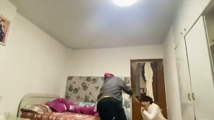 Cả nhà chơi trò “Bịt mắt bắt dê”, anh rể và em vợ “căng như dây đàn” khiến mọi người cười nghiêng ng