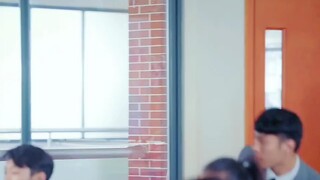 新来班主任第一天上课被同学玩弄，还好早有准备！