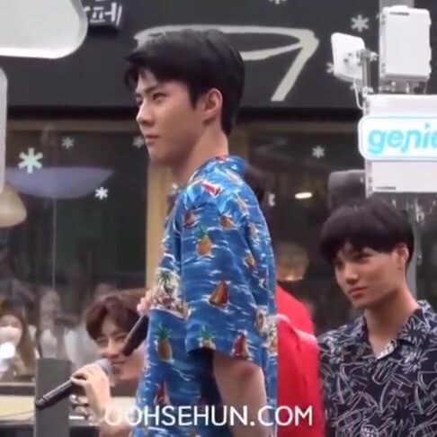 Wu Shixun dengan berani dan tegas memanggil Baekhyun di hadapan Ariel yang bersikap arogan; ekspresi