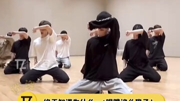 ฉากในห้องซ้อมนี้มีองค์ประกอบตลกเยอะเกินไป จนฉันไม่รู้จะหัวเราะอันไหนก่อนดี!