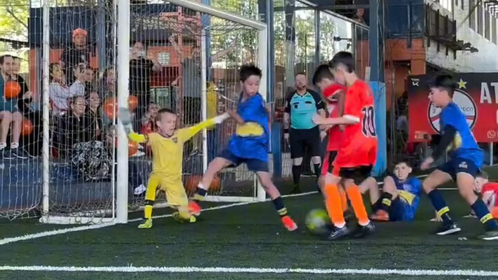 Penjaga gawang cilik U10, bertekad bertahan mati-matian, seorang diri menjaga pintu, tak terkalahkan