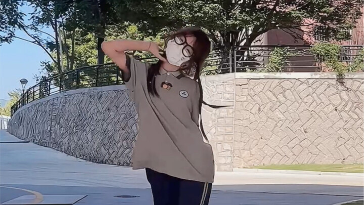 Cổ hình như hơi đau?? Thực ra là do bị tôi làm cho đẹp trai quá đấy | Nữ sinh trung học nhảy cover W