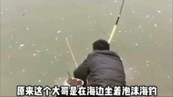 Memancing di laut berbusa...? Bagaimana mungkin seseorang bisa se‑ekstrem itu?