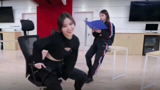 "Versi ruang latihan kantor ITZY yang luar biasa untuk 'loco' dan 'in the morning'"