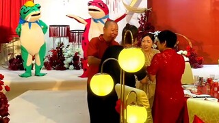 Mertua A: Ini anakmu~ Mertua B: Sekarang anakmu~
