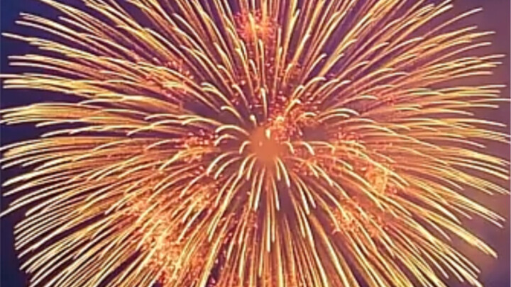 Kembang api yang begitu romantis dan menenangkan ini tentu harus dibagikan ke si dia yang kamu sanga