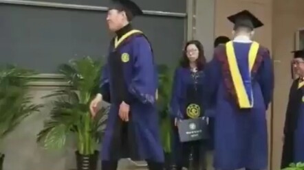 Principal: Come here, let me adjust your tassel. Where’s yours? Netizen: Don’t graduate yet—just go 