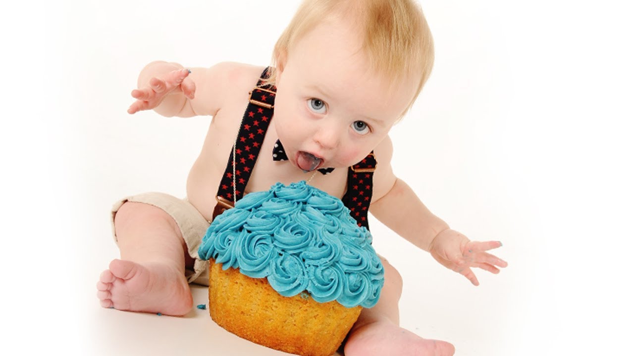 Baby eating cake hi-res stock photography and images - Alamy