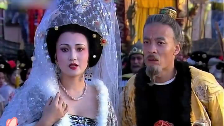 The Imperial Guard mutinied and massacred Yang Guozhong’s entire family.