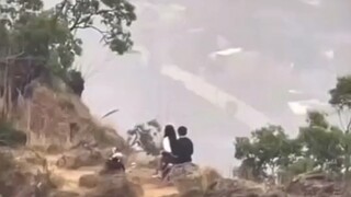 Matahari terbenam di balik pegunungan
